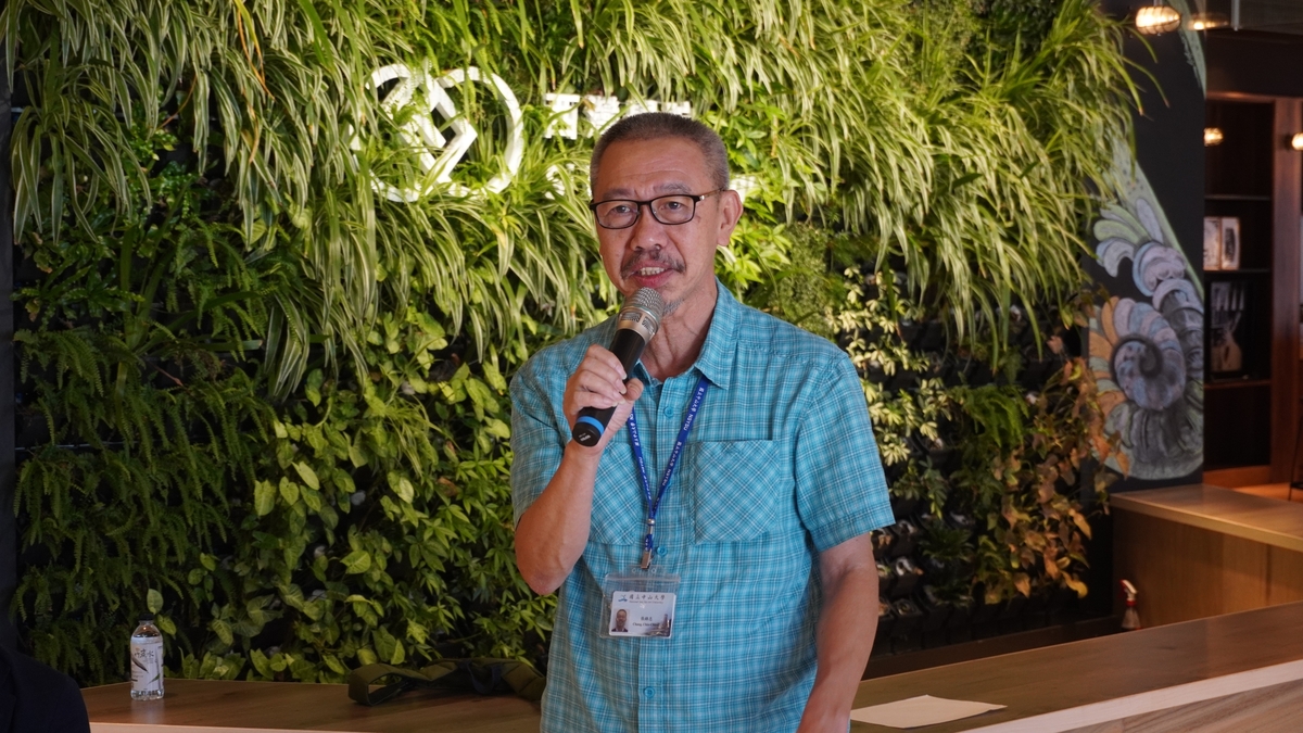 Professor of the Department of Foreign Languages and Literature Kim Tong Tee explained the concept of the book exhibition
