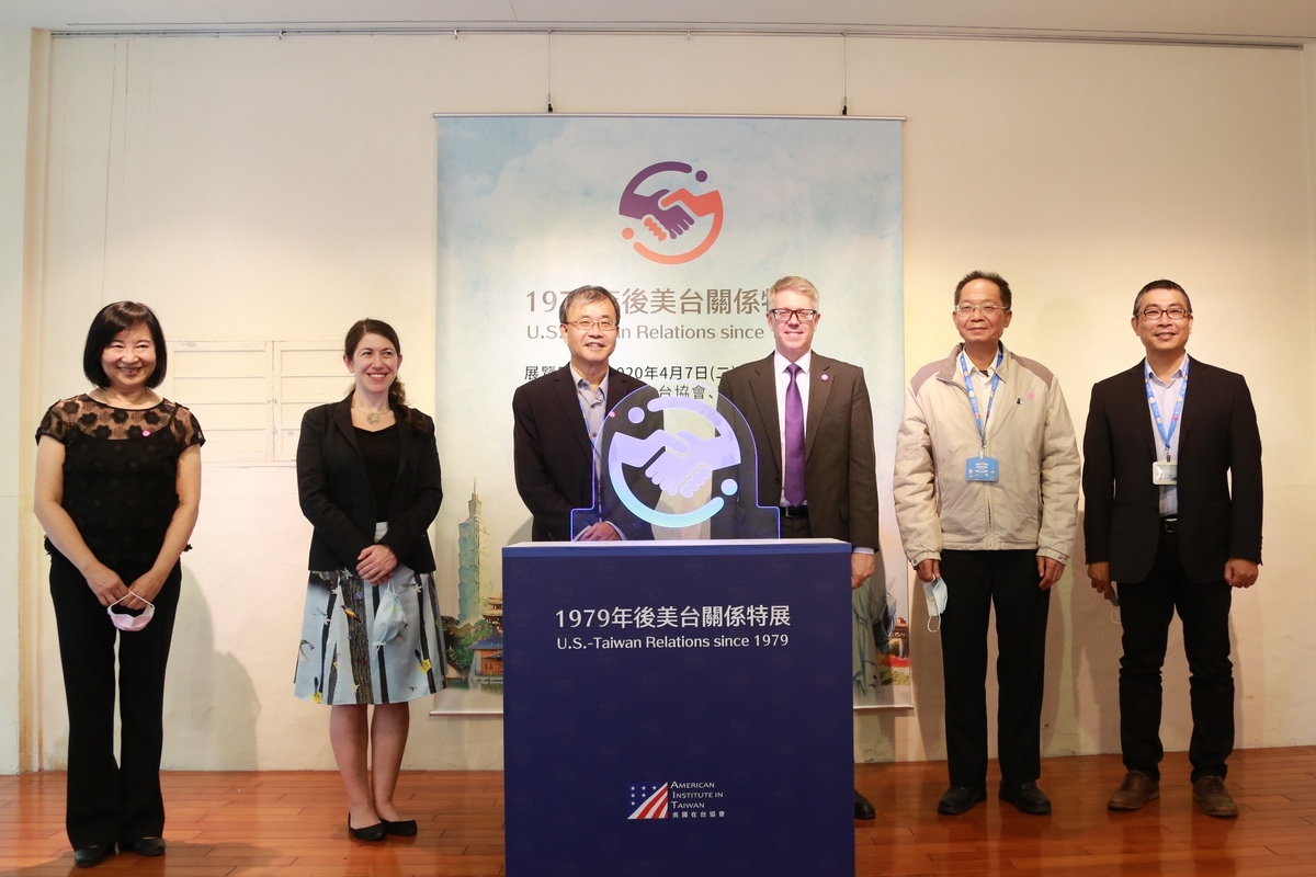 The “U.S.-Taiwan Relations Since 1979” exhibition is open for visitors from April 8 - 30 in the Sizihwan Art Gallery at NSYSU. From the left are Director of NSYSU Art Center Dr. Mei-Wen Lee, Spokesperson for the American Institute in Taiwan Amanda Mansour, NSYSU University President Dr. Ying-Yao Cheng, Chief of the Kaohsiung Branch Office of the American Institute in Taiwan Matthew O'Connor, NSYSU Senior Vice President Dr. Yang-Yih Chen, and NSYSU Vice President for International Affairs Dr. Chih-Wen Kuo.