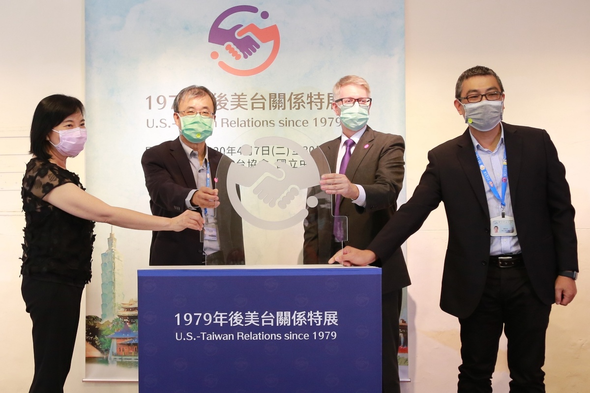 NSYSU University President Dr. Ying-Yao Cheng (second on the left), NSYSU Vice President for International Affairs Dr. Chih-Wen Kuo (first on the right), Director of NSYSU Art Center Dr. Mei-Wen Lee (first on the left), Chief of the Kaohsiung Branch Office of the American Institute in Taiwan Matthew O'Connor (second on the right) invited citizens and students to participate in the opening ceremony of the “U.S.-Taiwan Relations Since 1979” exhibition and witness the progress of partnership between both countries.
